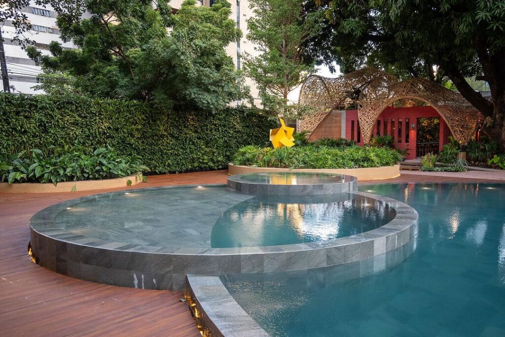 Pedras Naturais para Piscinas: Por que Escolher Esse Revestimento?