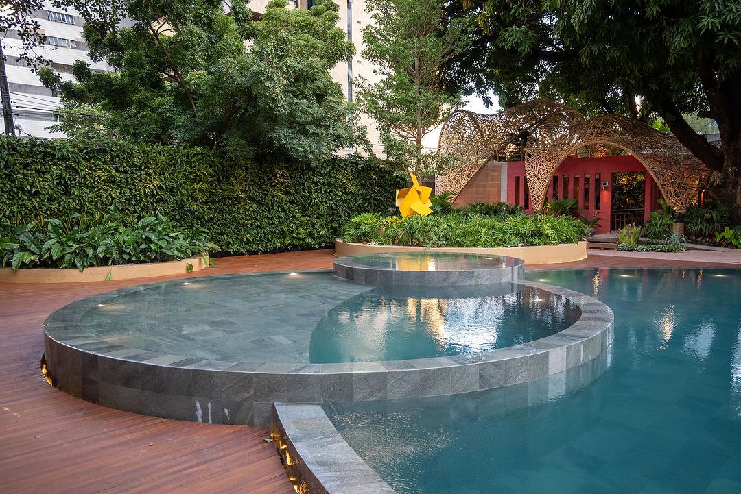 Pedras Naturais para Piscinas: Por que Escolher Esse Revestimento?