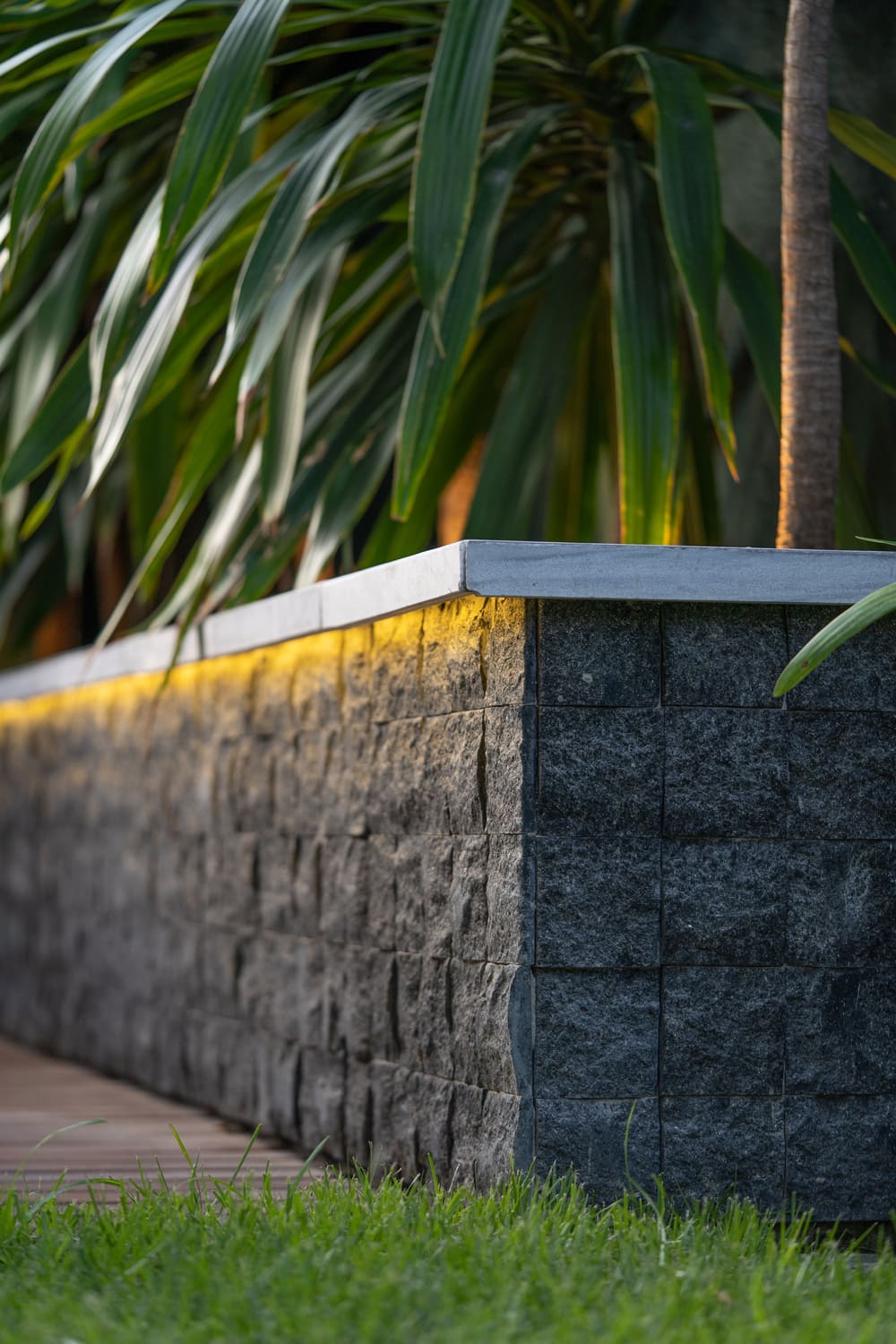 PEDRA MAVRO BRUTA 10x10CM